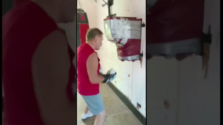 The Old Man(69) smashes the wall pad 2 #shortsvideo #boxing #ムエタイ #muaythai #workout #муай