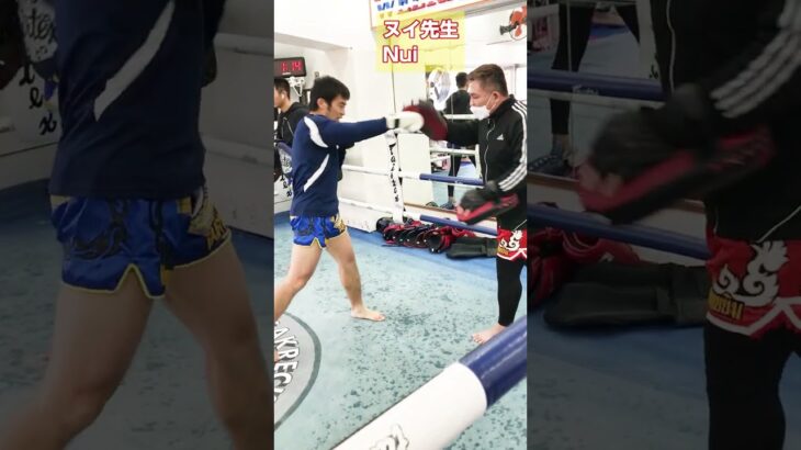 ウィラサクレック วีระศักดิ์เล็ก  weerasakreck ムエタイ มวยไทย  muaythai ジム ミット 練習風景です Coaching with Mitts by Tha