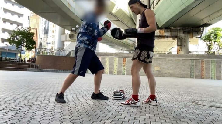 練習３９回目ー３０格闘技未経験参加者さんのゆっくり軽く打つ左右ボディアッパー